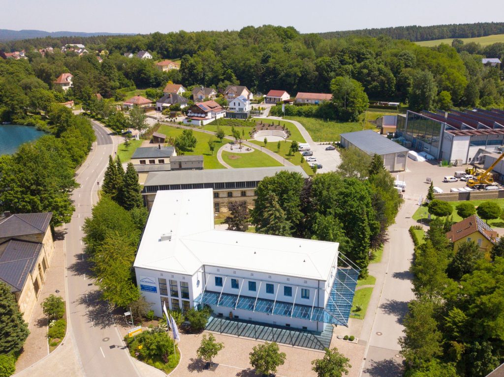 Luftaufnahme des FischerHaus-Geländes in der Ortsmitte von Bodenwöhr.